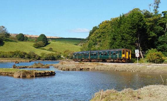 GWR issue 'do not travel' plea amid bad weather and flooding 