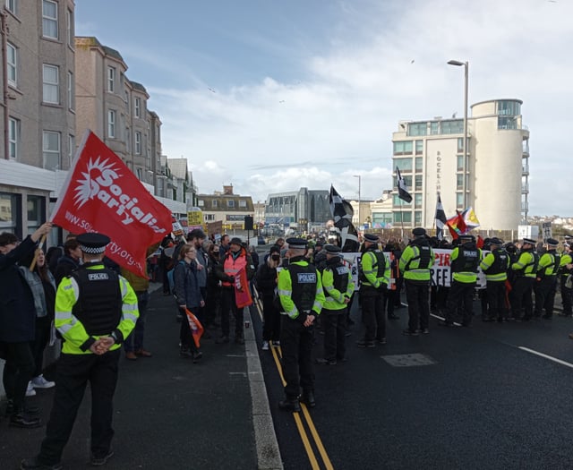 Violence breaks out at asylum seeker protest and counter-protest 