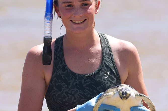 AB (HM) Megan Page with a Sea Turtle in Curacao