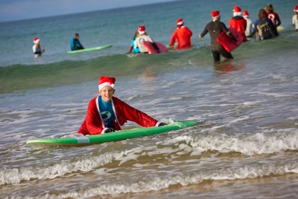 Santas hit the surf in Newquay for good cause