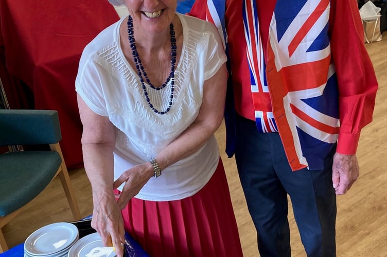 Tea Dance organisers Lon and Alan cutting the cake