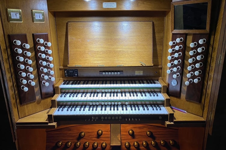 Organ Console in St Ia