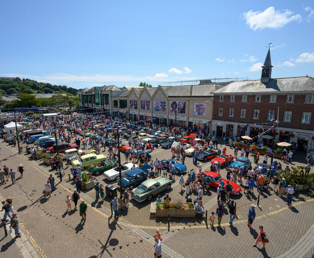 Classic car show enjoys packed crowds in baking sunshine