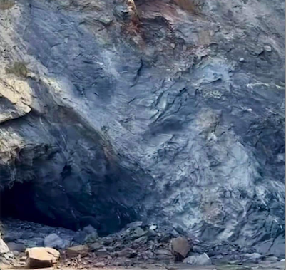 Beachgoers warned to stay clear of cliffs following collapse