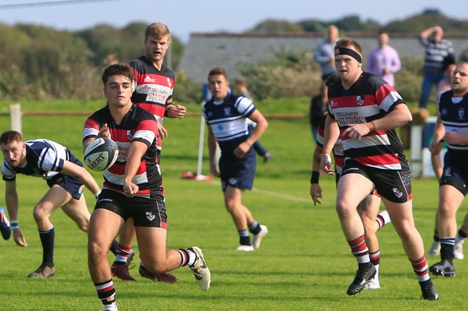 Pirates Amateurs fly-half Oscar Marr flings the ball out wide. Picture: Brian Tempest