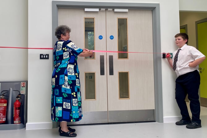 Cllr Barbara Ellenbroek cuts the ribbon to mark the official opening of the ARB at Redruth School