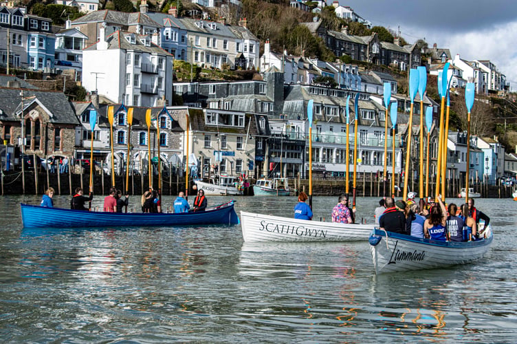 A salute to the crowd on the quayside in Looe who have gathered to welcome back gig rowers Oars of Thunder after their winning Atlantic row. (Picture: RNLI Looe)